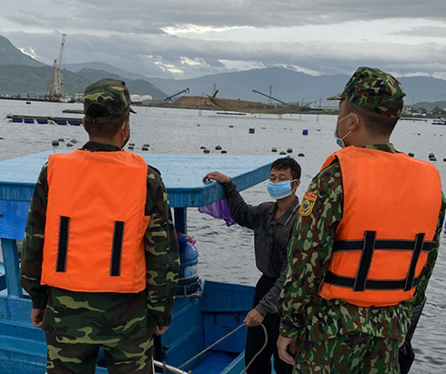 Trong sáng 26-10, lực lượng chức năng thành phố đã tiến hành kiểm tra thực tế lượng lao động làm việc trên các lồng bè nuôi trồng hải sản tại vịnh Cam Ranh