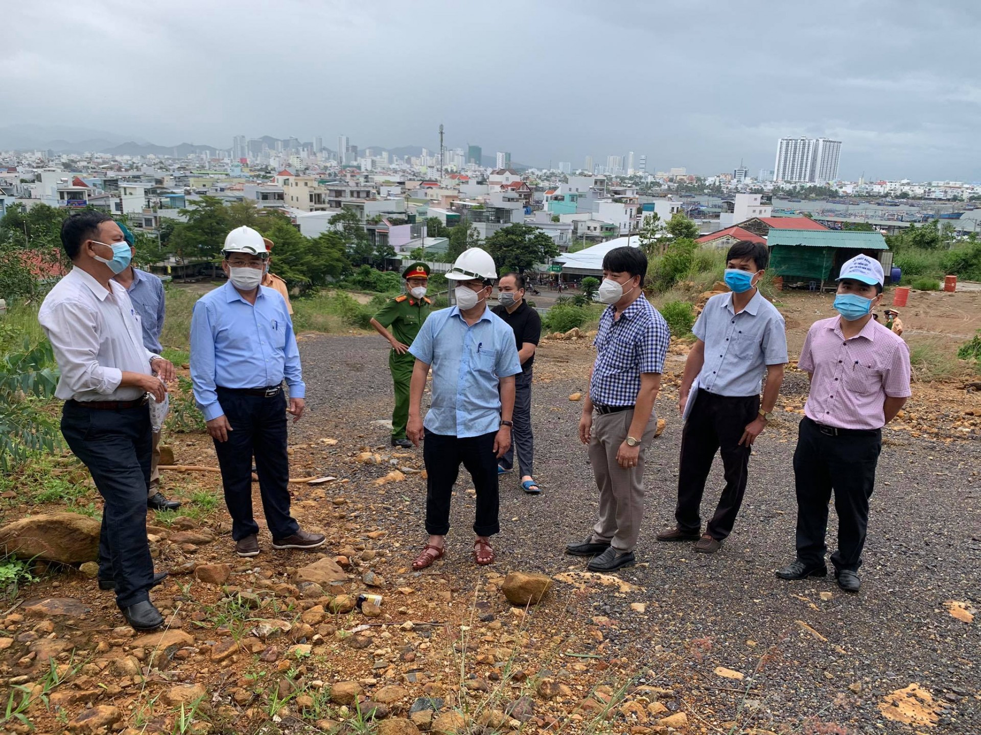 Lãnh đạo TP. Nha Trang kiểm tra các khu vực có nguy cơ sạt lở ở xã Phước Đồng