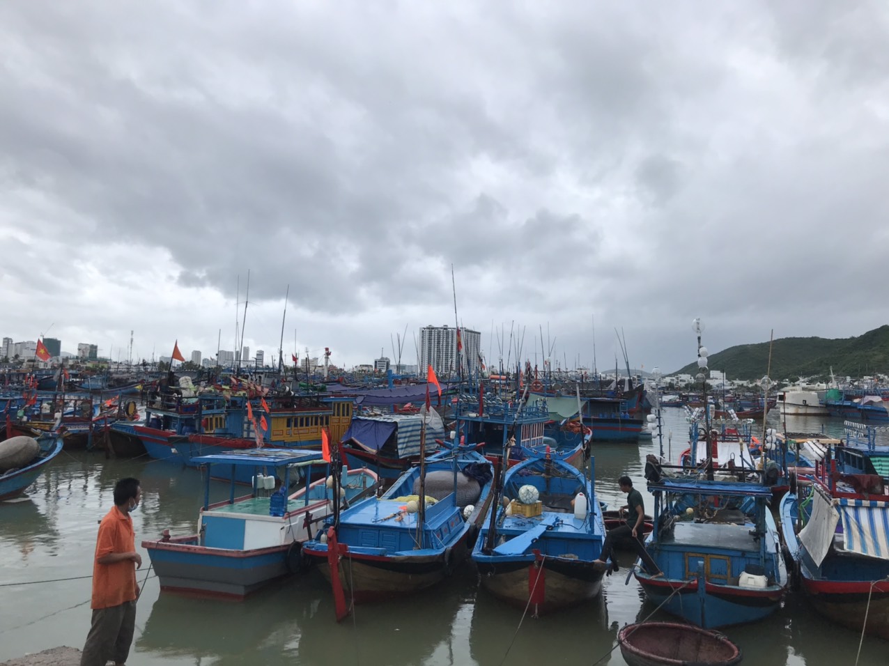 Ngư dân neo đậu tàu truyền để tránh bão tại khu vực cạnh cảng cá Hòn Rớ, Nha Trang ngày 25-10