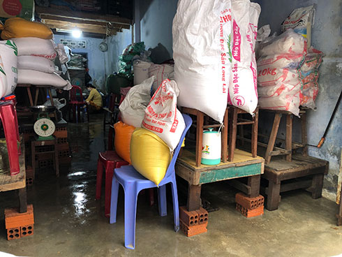 Một số hộ dân ở khu vực chợ Bầu phải kê cao đồ đạc do bị ngập nước.
