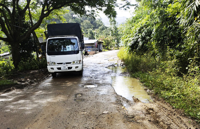Tỉnh lộ 9 đoạn qua xã Thành Sơn có mặt đường nhỏ hẹp và xuống cấp.