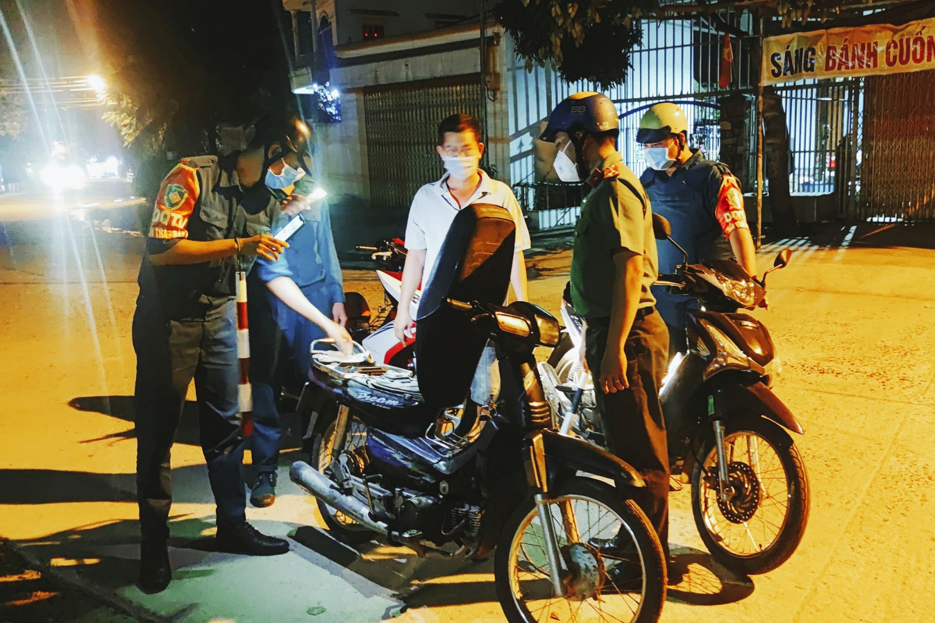 Tổ công tác của Đoàn Thanh niên Công an TP. Nha Trang  tuần tra kiểm soát tại xã Vĩnh Thạnh.