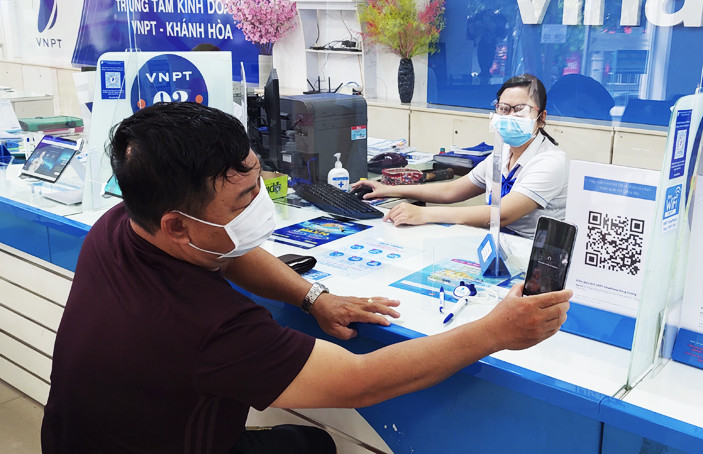 Khách hàng quét mã QR địa điểm tại Trung tâm Kinh doanh VNPT - Khánh Hòa.