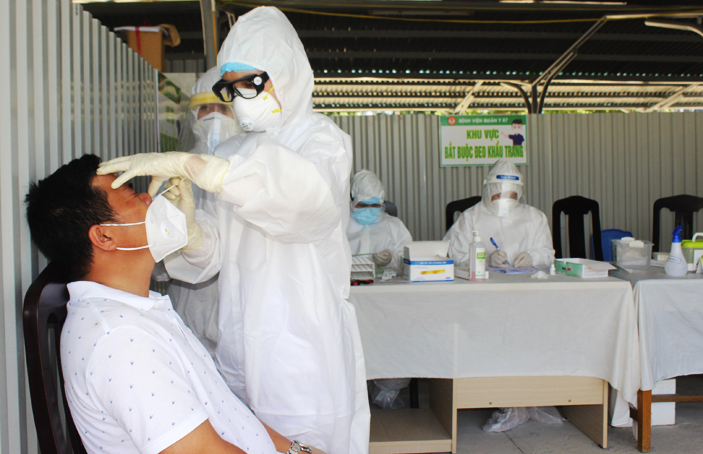 Test nhanh Covid-19: Các cơ sở y tế đồng loạt hạ giá