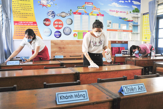 Giáo viên Trường Tiểu học Phước Tiến (TP. Nha Trang) chuẩn bị lớp học để đón học sinh trở lại trường học trực tiếp.