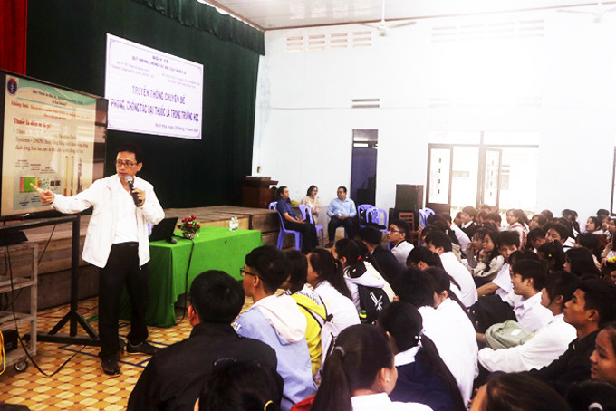 Buổi nói chuyện chuyên đề về thuốc lá tại Trường THPT Nguyễn Trãi (thị xã Ninh Hòa) (ảnh chụp năm 2020).