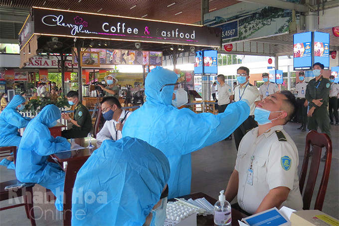  Lấy mẫu xét nghiệm tại Sân bay Cam Ranh