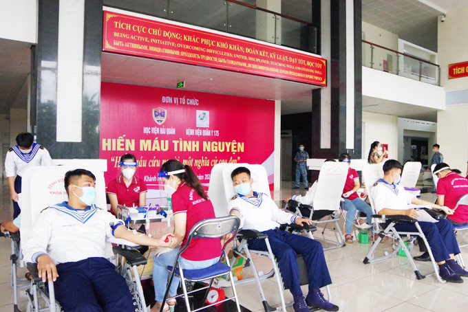 Các học viên, chiến sĩ tham gia hiến máu tình nguyện.