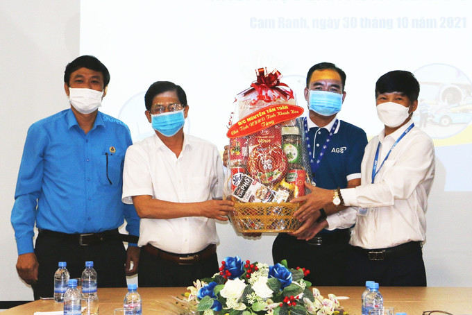 Ông Nguyễn Tấn Tuân tặng quà, động viên Công ty TNHH Dịch vụ mặt đất hàng không