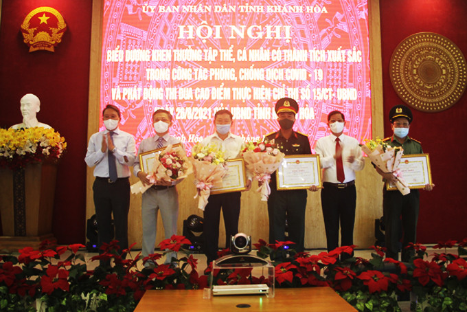 Đồng chí Nguyễn Hải Ninh và đồng chí Nguyễn Tấn Tuân trao bằng khen cho các tập thể