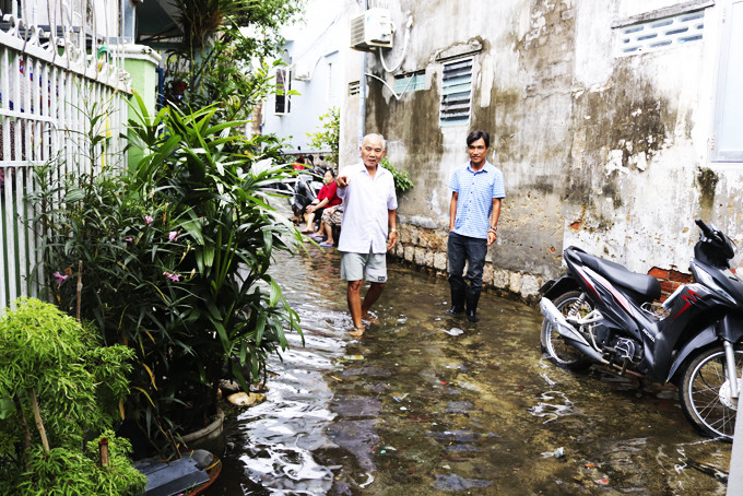 Nhà ông Nguyễn Văn Bình luôn trong tình trạng ngập vào mùa mưa.