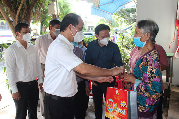 Thứ trưởng Nguyễn Văn Hồi khảo sát và tặng quà cho gia đình bà Nguyễn Thị Thanh Thúy (phường Phương Sơn).