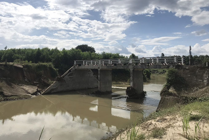 Cầu vượt lũ Suối Khao (xã Khánh Đông) đã bị hư hỏng 2 năm nay.