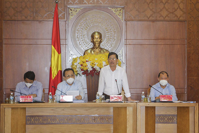 Đồng chí Nguyễn Tấn Tuân phát biểu chỉ đạo  tại buổi họp với lãnh đạo UBND TP. Nha Trang.