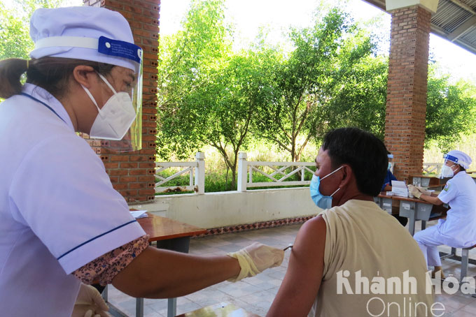 Tiêm vắc xin cho người dân ở Ninh Hòa