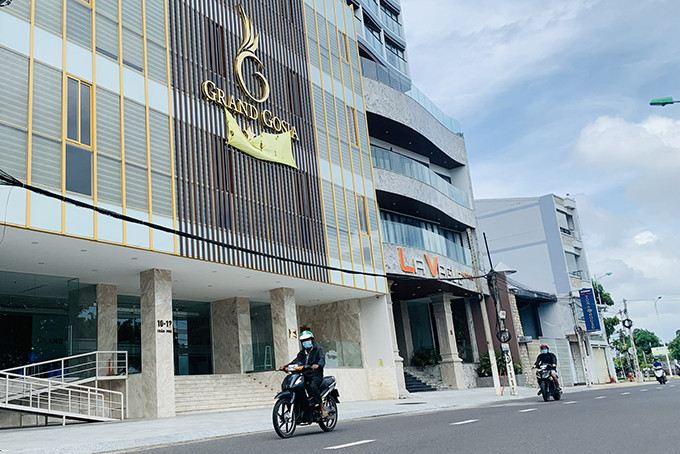 Nhiều khách sạn, nhà hàng ở khu phố Tây Nha Trang vẫn chưa mở cửa. 