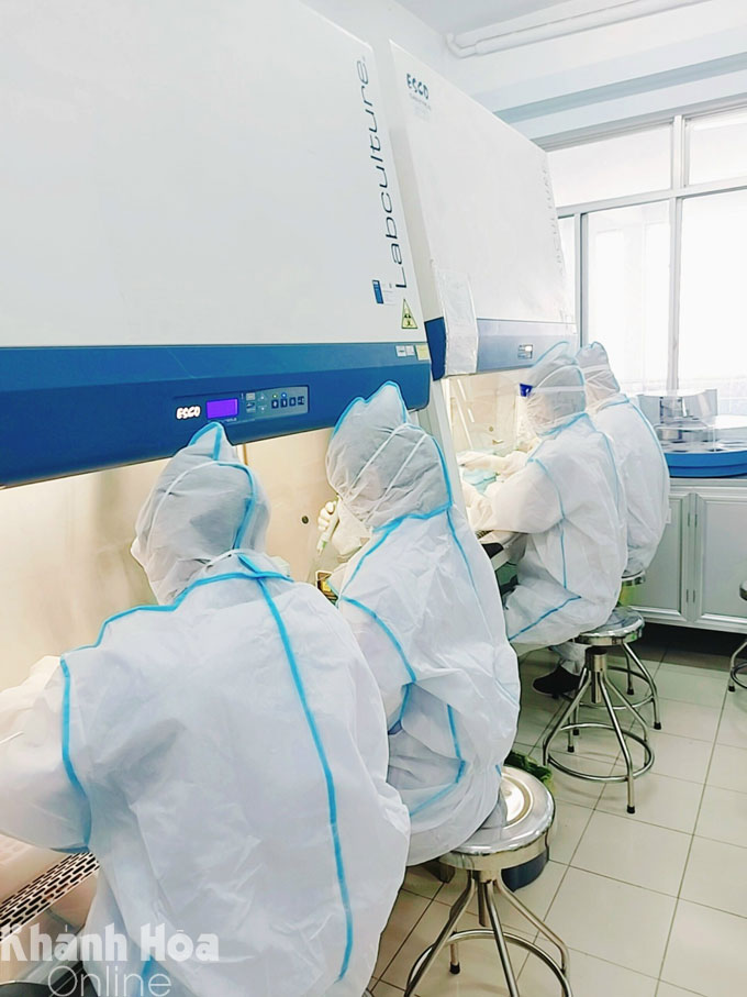Thực hiện xét nghiệm RT-PCR tại Trung tâm Kiểm soát bệnh tật tỉnh