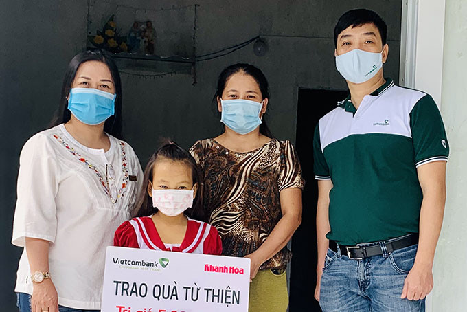 Representatives of Khanh Hoa Newspaper and Vietcombank Nha Trang offering money to Thai Nguyen Anh Thu’s family