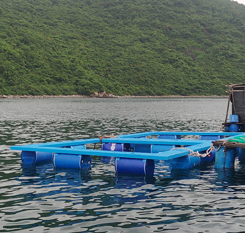 Mẫu khung lồng nuôi thủy sản bằng vật liệu FRP đã được kéo đến vùng biển Bích Đầm để nuôi thủy nghiệm.