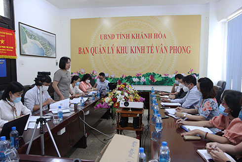 Bà Trần Thu Mai phát biểu tại buổi kiểm tra Ban Quản lý Khu Kinh tế Vân Phong.