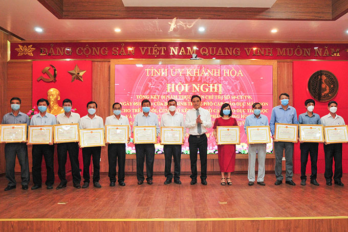 Tổng kết 10 năm thực hiện Chỉ thị 10 của Bộ Chính trị về phổ cập giáo dục