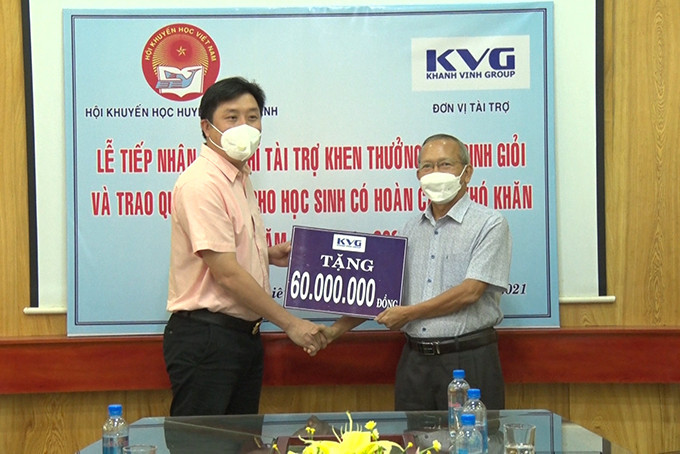 Đại diện lãnh đạo Tập đoàn Khánh Vĩnh Group trao kinh phí 60 triệu đồng cho Hội Khuyến học huyện Diên Khánh.