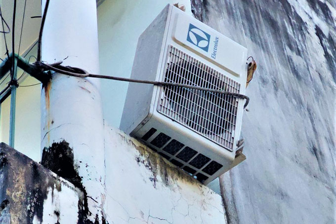 Cục nóng máy điều hòa treo lơ lửng
