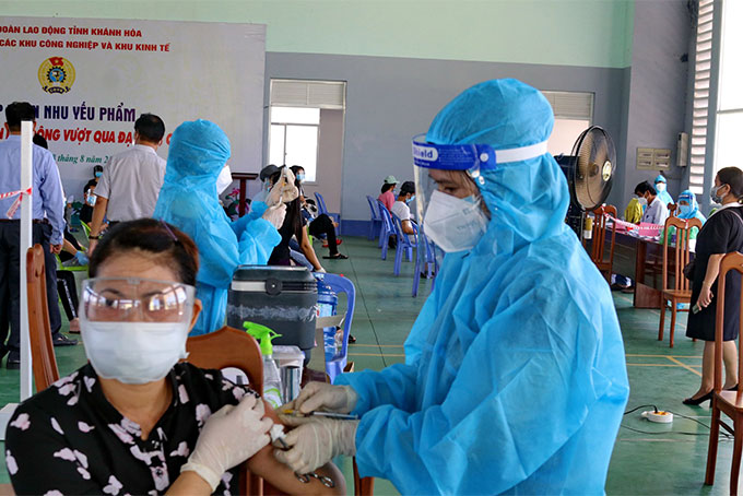 Tiêm vắc xin cho người dân ở Cam Ranh