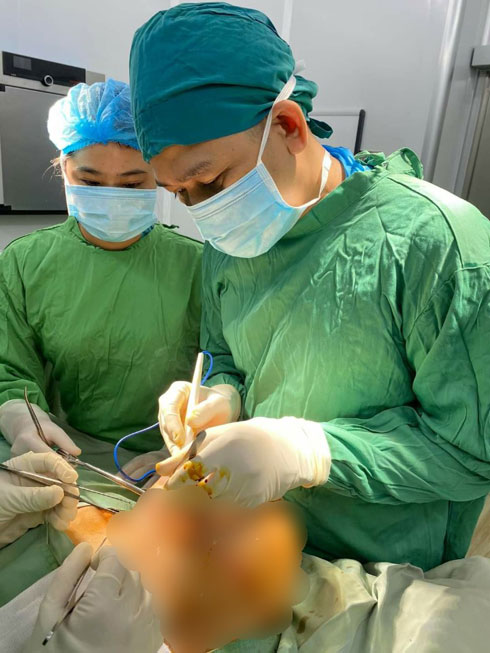 Ê-kíp bác sĩ của Bệnh viện Đa khoa tỉnh Khánh Hoà đang thực hiện bóc tách khối u