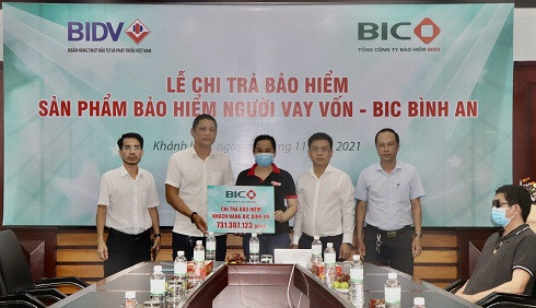 Đại diện gia đình ông Đ. Q. H. nhận tiền chi trả bảo hiểm của Công ty bảo hiểm BIDV Nam Trunng Bộ. 