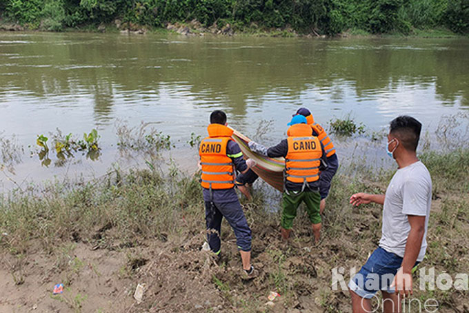 Sau nhiều giờ nỗ lực tìm kiếm, lực lượng cứu hộ, cứu nạn đã tìm thấy thi thể nam  thanh niên bị đuối nước