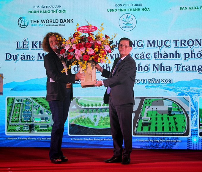 Đại diện Ngân hàng Thế giới tặng hoa chúc mừng lễ khởi công cho UBND tỉnh