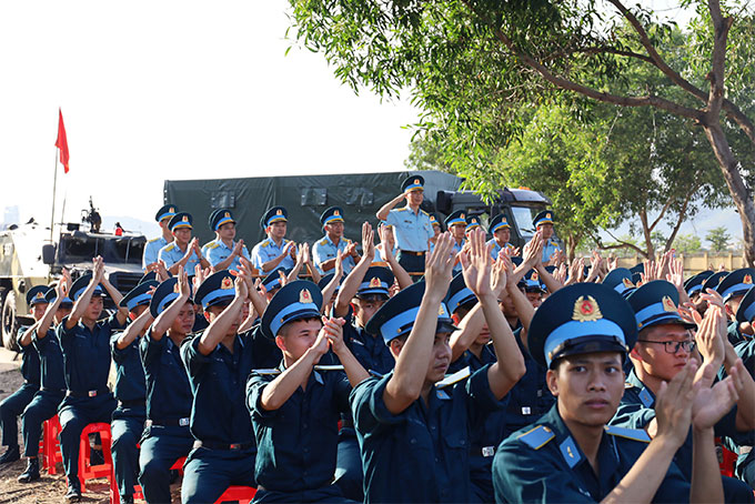 Lãnh đạo Trường Sĩ quan Không quân cùng đội cổ động viên của trường.