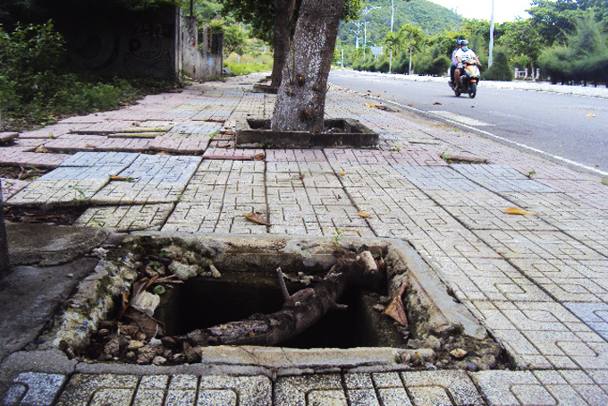 Hố trên vỉa hè