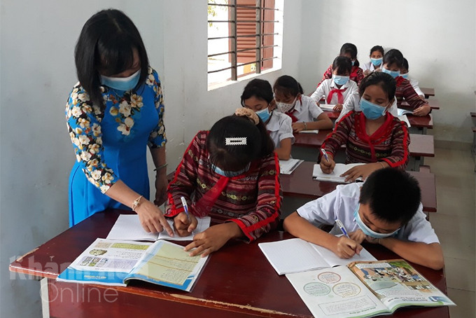 Học sinh huyện Khánh Vĩnh đi học trực tiếp tại trường