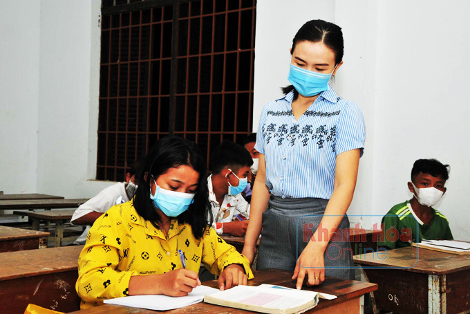 Lớp học phổ cập giáo dục THCS tại Trường THCS và THPT Nguyễn Thái Bình.