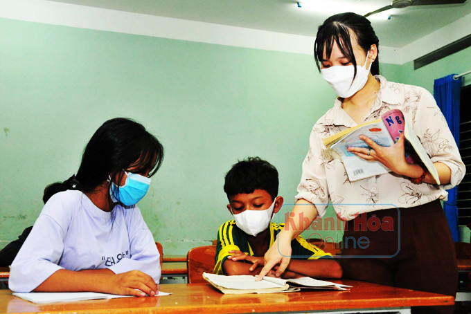 Cô giáo trẻ Nguyễn Thị Thùy Linh giảng bài cho học sinh lớp phổ cập.
