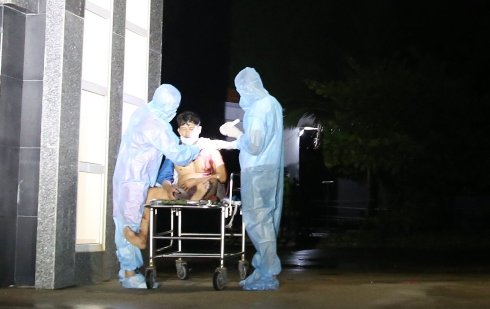 Trung tâm Y tế thị trấn Trường Sa cấp cứu ngư dân bị tai nạn lao động trên biển