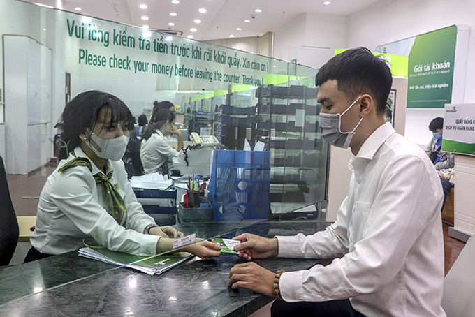 Customers receive chip cards at Vietcombank Nha Trang