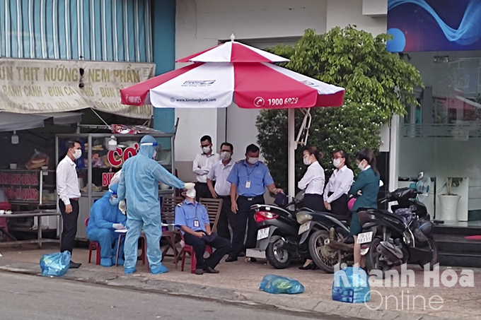 Diên Khánh triển khai lấy mẫu xét nghiệm tầm soát Covid-19 cộng đồng toàn huyện