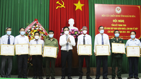 Ông Nguyễn Khắc Toàn trao bằng khen của UBND tỉnh cho các tập thể.