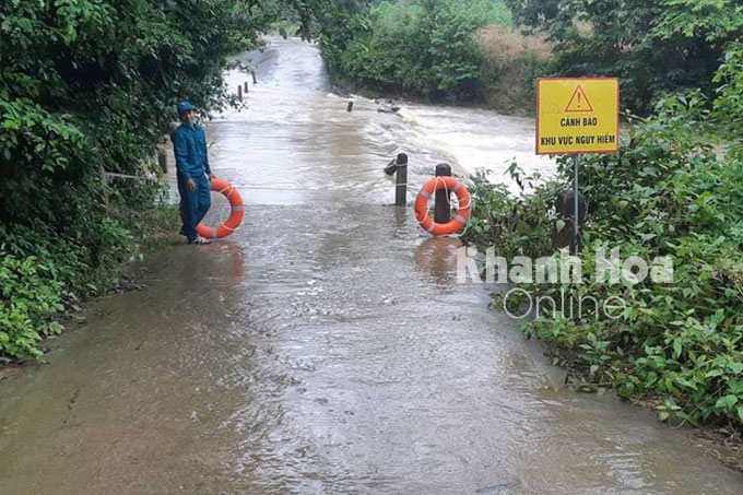 Khánh Vĩnh: Một số cầu tràn bị ngập do mưa lớn kéo dài
