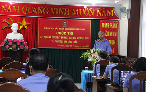 Ông Nguyễn Thanh Hào - Phó Viện trưởng Viện Kiểm sát nhân dân tỉnh, Trưởng ban tổ chức cuộc thi phát biểu khai mạc.