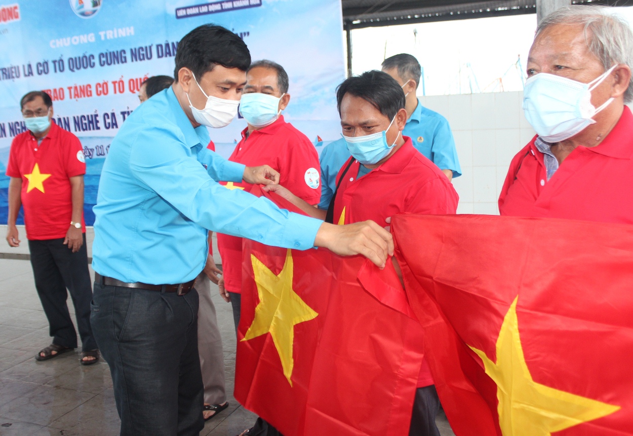 Ông Bùi Thanh Bình - Chủ tịch Liên đoàn Lao động Khánh Hòa trao cơ cho ngư dân.