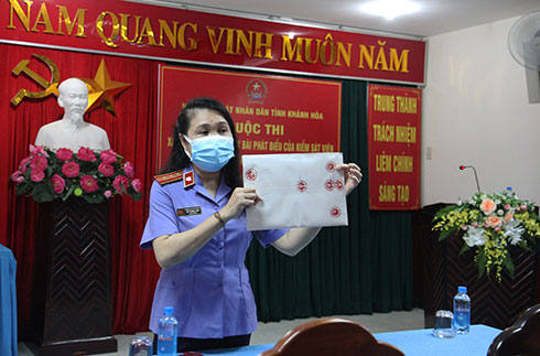 Bà Đào Thị Ngọc Thuận - Trưởng phòng 9, Phó Trưởng Ban giám khảo đề nghị thí sinh kiểm tra dấu niêm phong trên bì đựng đề thi.