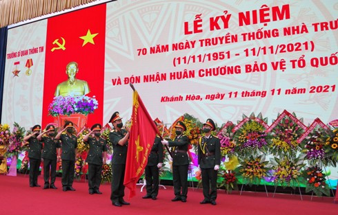 Thiếu tướng Khúc Đăng Tuấn thừa ủy quyền của Chủ tịch nước trao Huân chương Bảo vệ Tổ quốc hạng Nhì cho nhà trường.