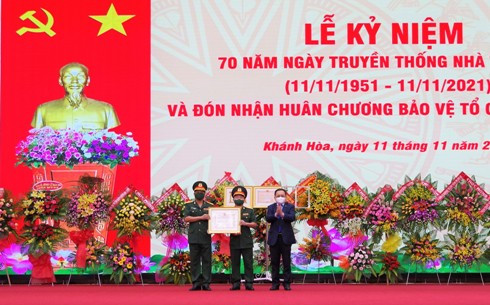 Ông Lê Hữu Hoàng trao Bằng khen của UBND tỉnh cho nhà trường. 
