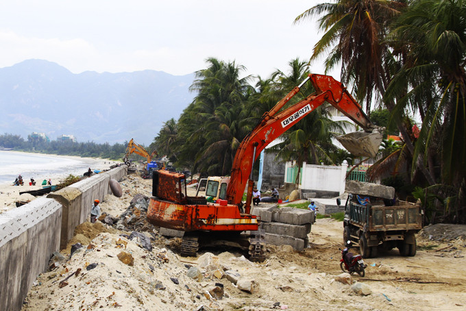Dự án Kè bờ biển phường Ninh Hải đang thi công.