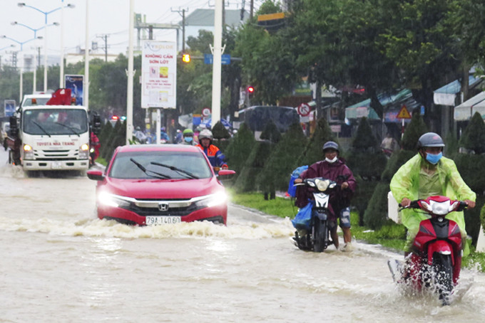 Mưa to gây ngập lụt trên đường 23-10, TP. Nha Trang. Ảnh: P.S 