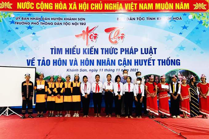 Ban tổ chức trao giải cho 3 đội.